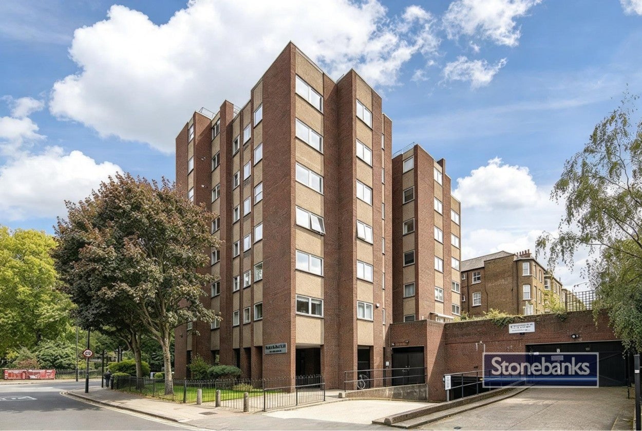 Flat Battersea Bridge Road in Greater London