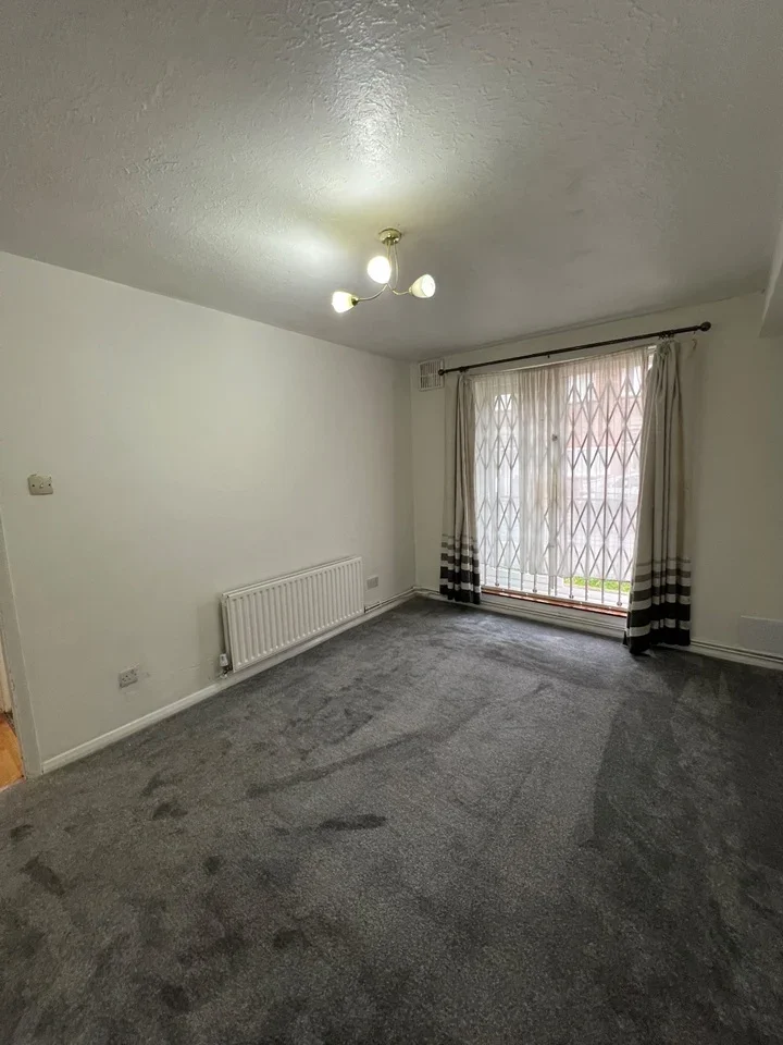Flat Queens Drive in Greater London