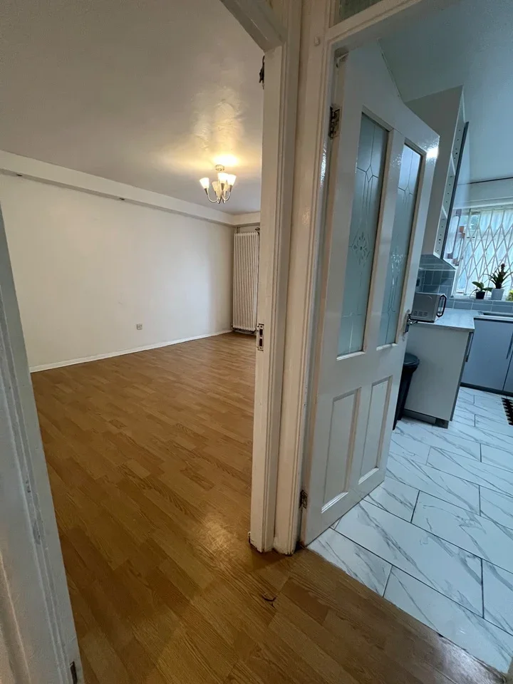 Flat Queens Drive in Greater London