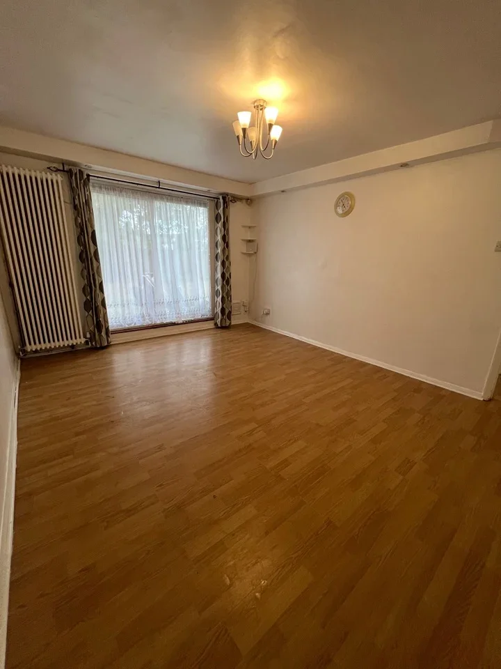 Flat Queens Drive in Greater London