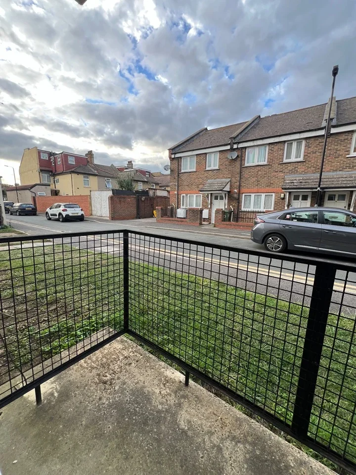 Flat Queens Drive in Greater London
