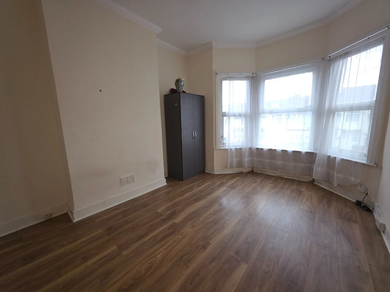 Flat Eastcote Lane in Greater London