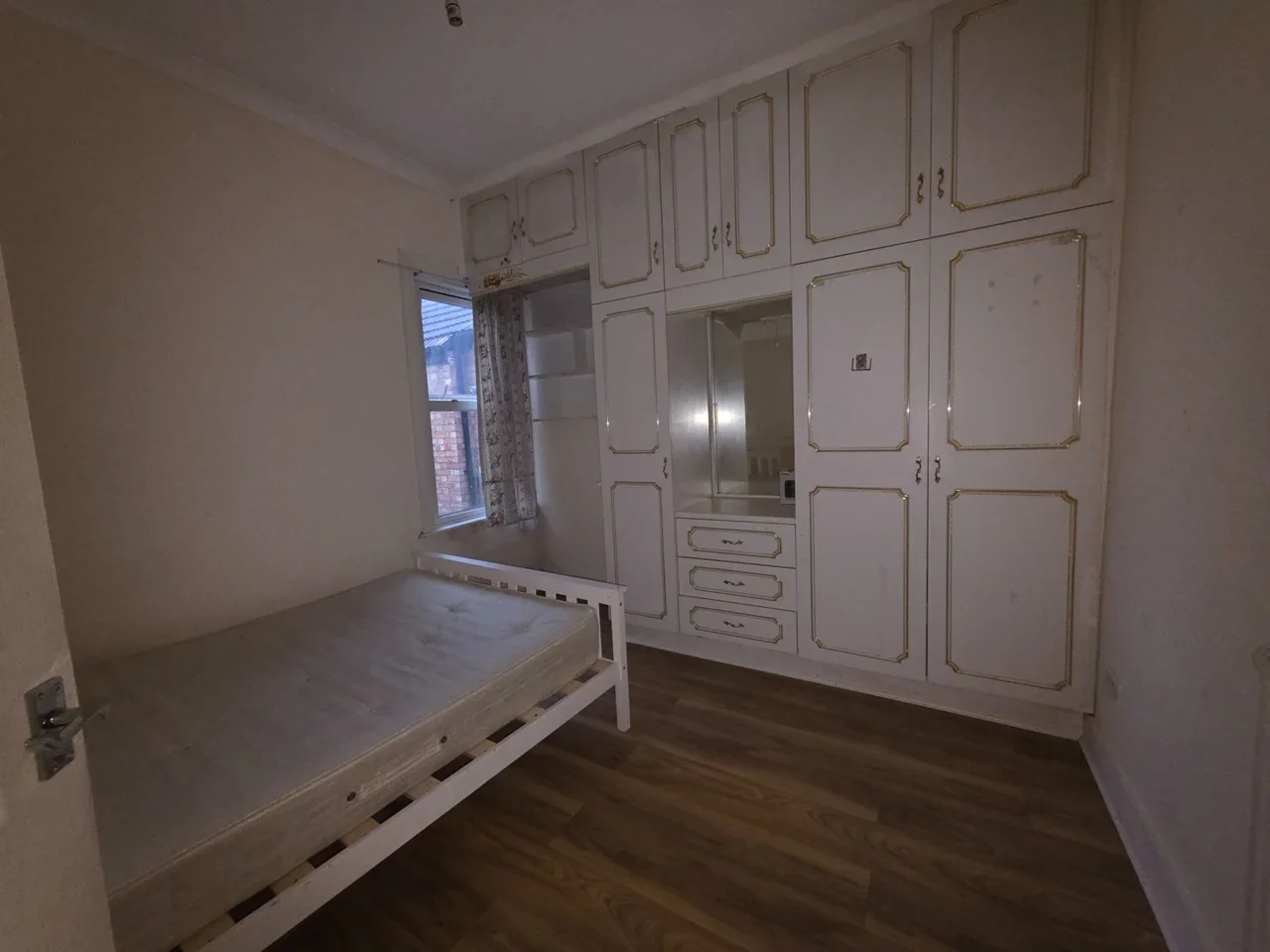 Flat Eastcote Lane in Greater London
