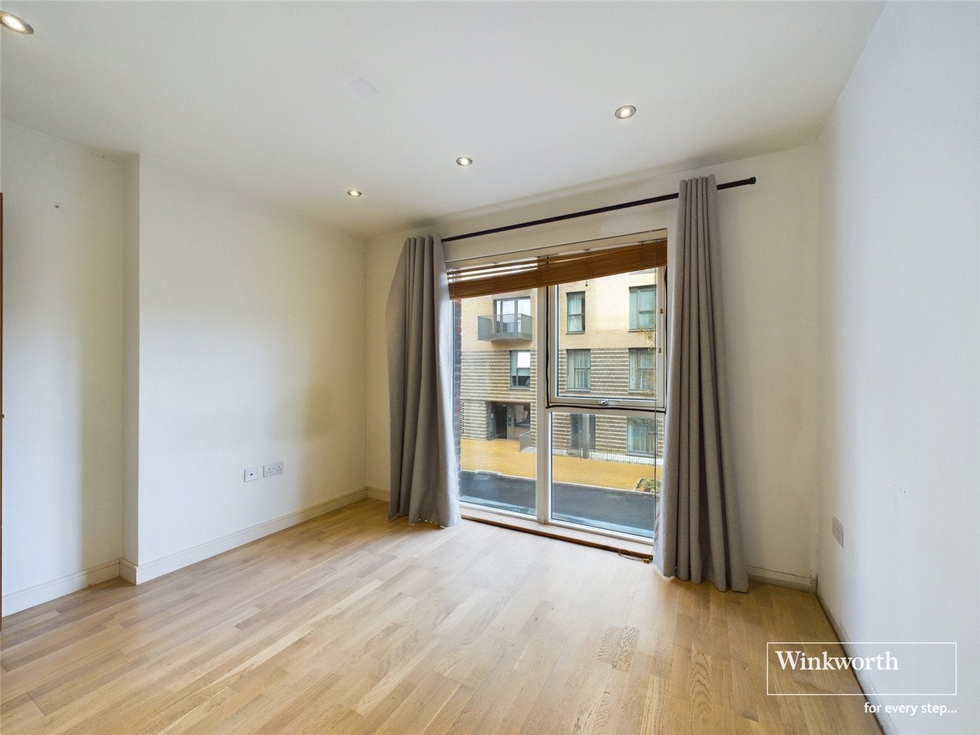Flat Shearwater Drive in Greater London