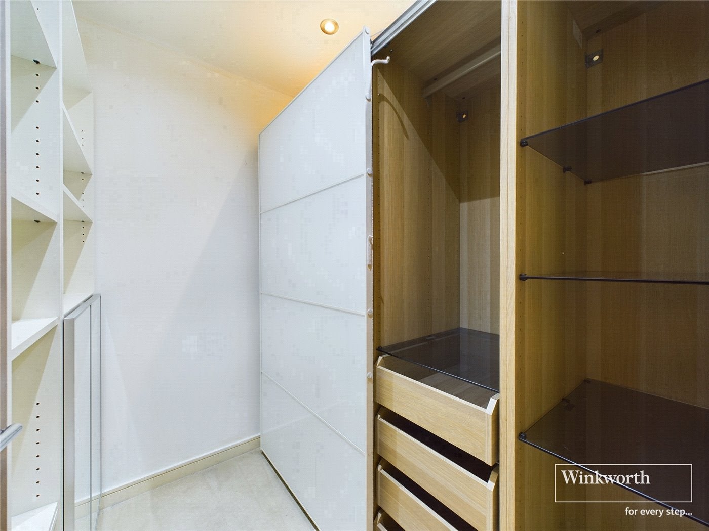 Flat Shearwater Drive in Greater London