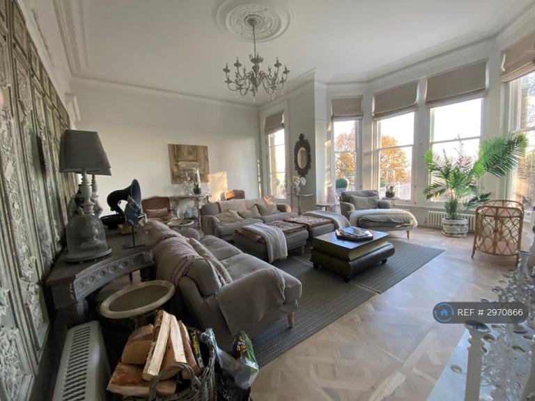 House Cumberlow Avenue in Greater London