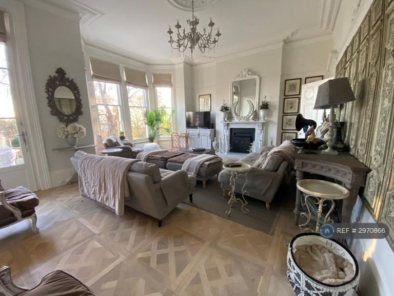 House Cumberlow Avenue in Greater London