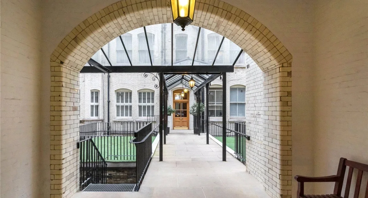 Flat Bedford Avenue in Greater London