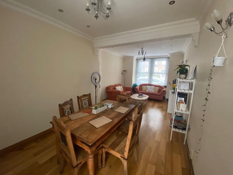 Room Warren Road in Greater London