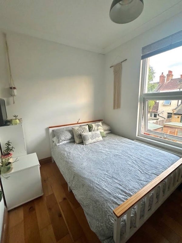 Room Warren Road in Greater London