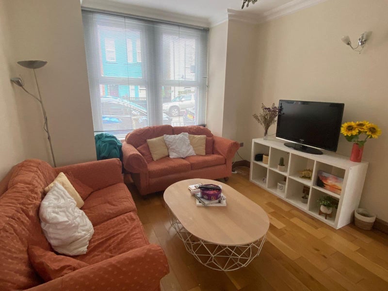 Room Warren Road in Greater London