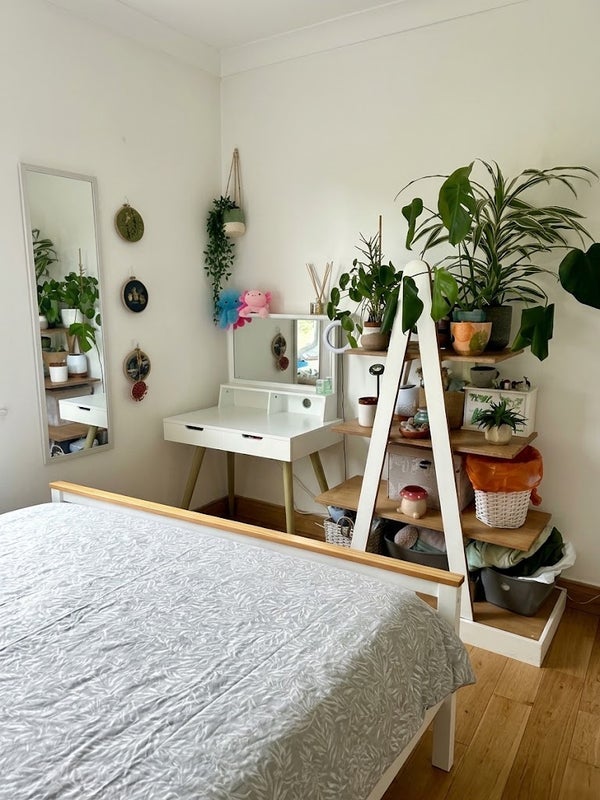 Room Warren Road in Greater London