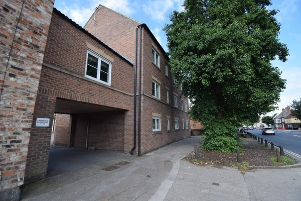 Flat Lawrence Lane in York