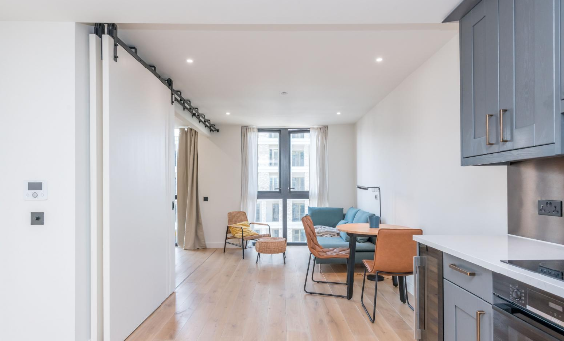 Room Vaughan Way in Greater London