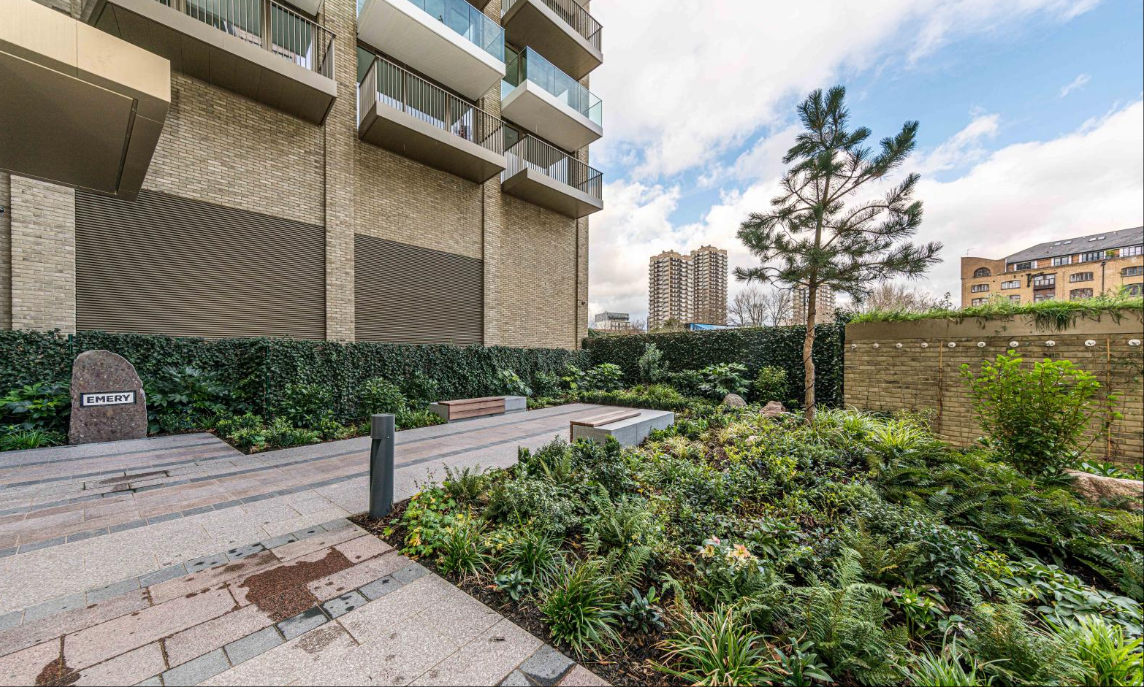 Room Vaughan Way in Greater London