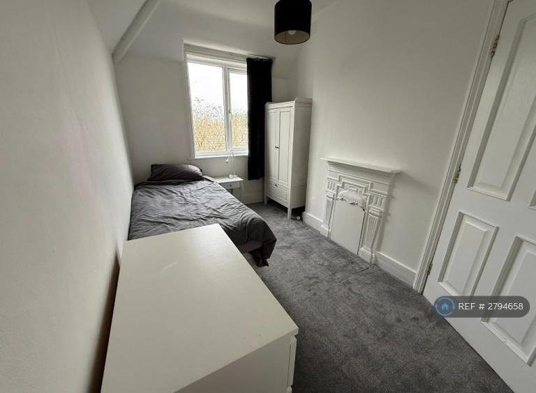 Room Manor Road in Chichester