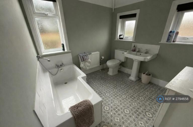 Room Manor Road in Chichester