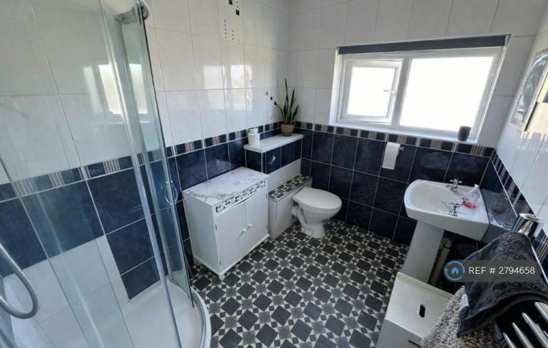 Room Manor Road in Chichester