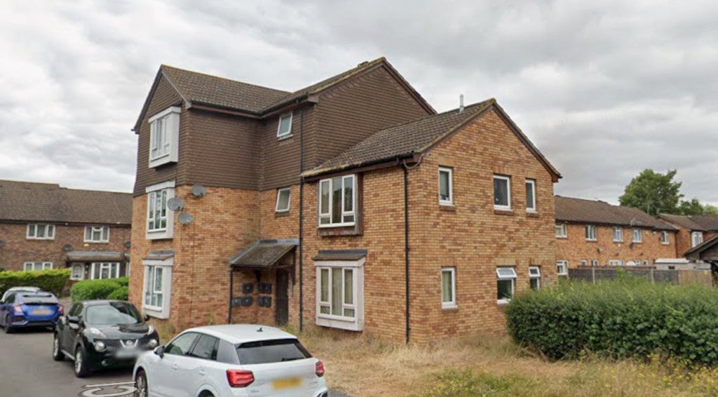 Flat Harlington Road in Greater London