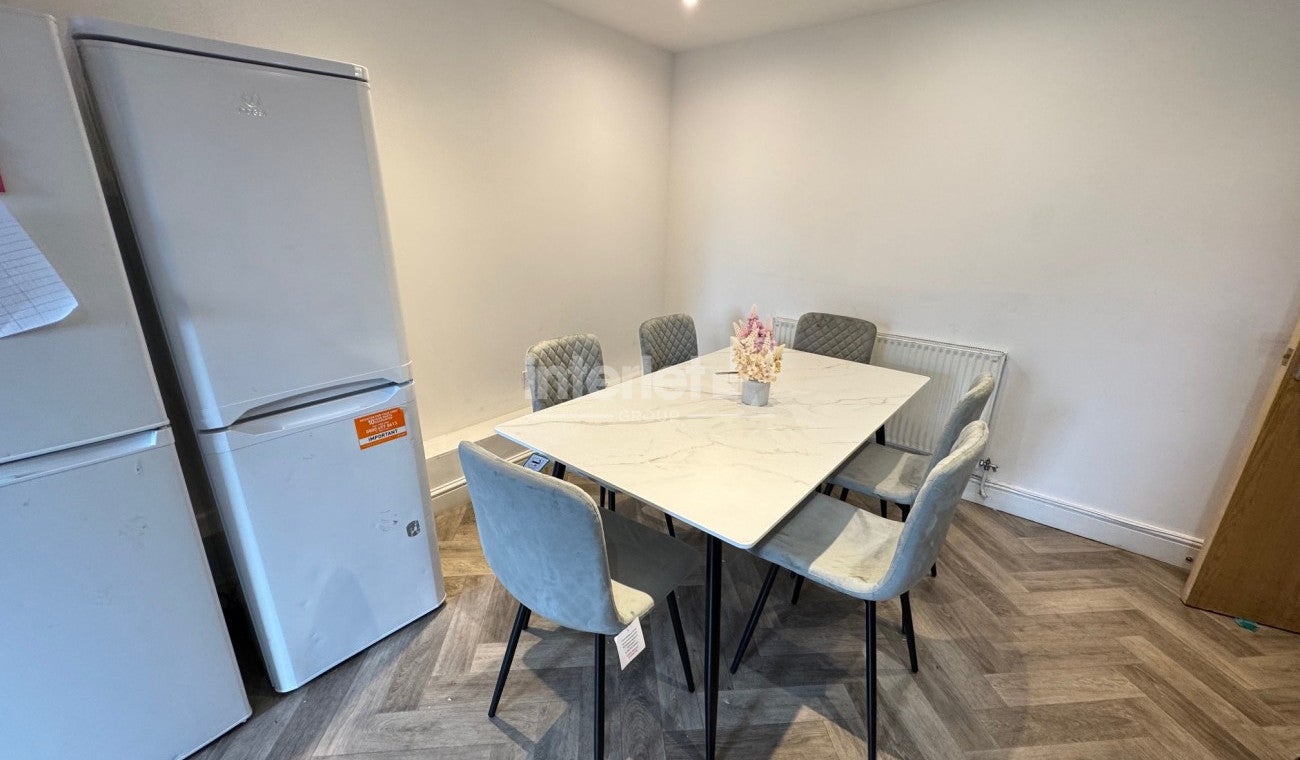 Flat Mundy Place in Cardiff