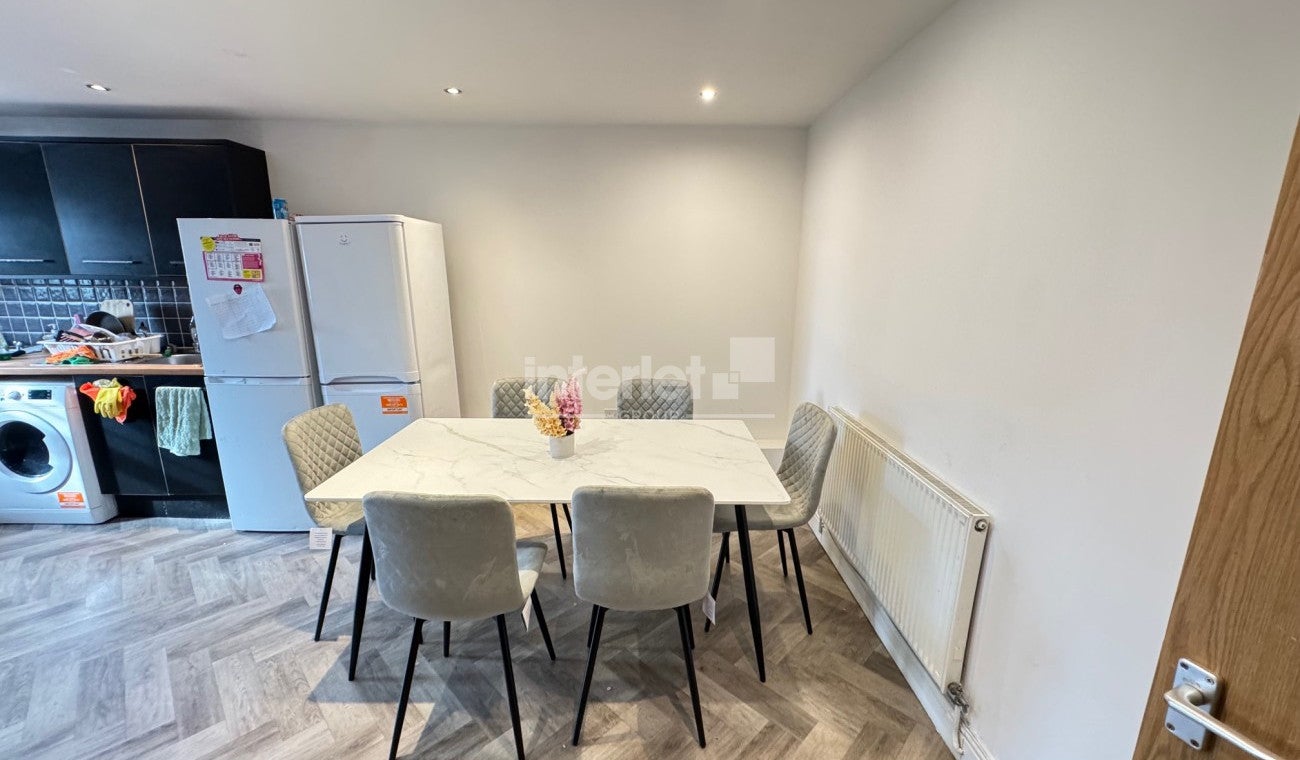 Flat Mundy Place in Cardiff