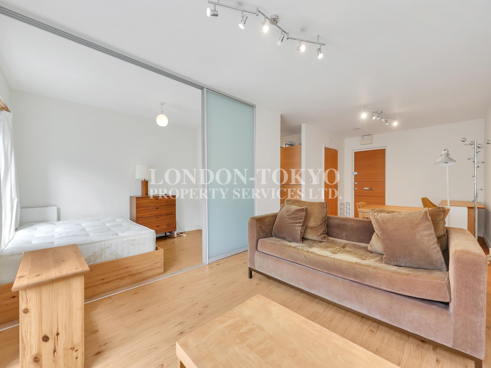 Flat Boulevard Drive in Greater London