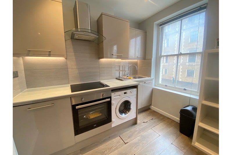 Flat Kennington Lane in Greater London