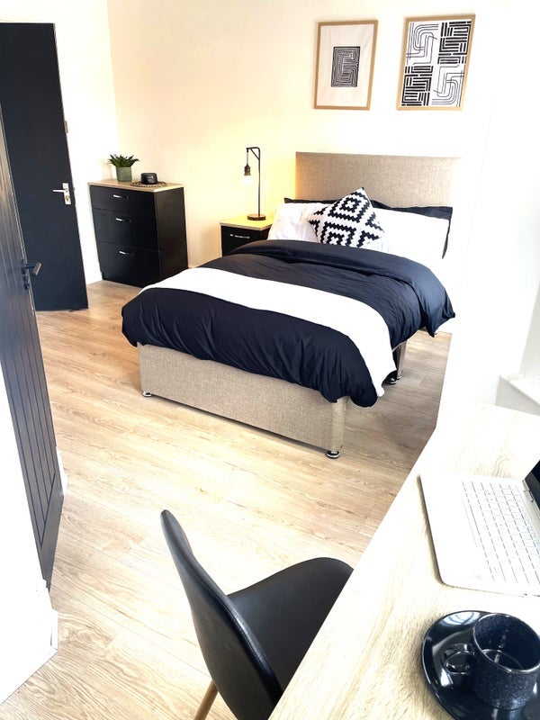 Room Penelope Road in Salford