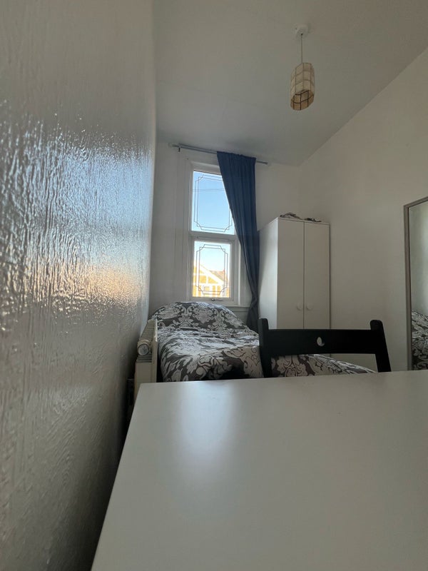 Room Dawlish Road in Greater London