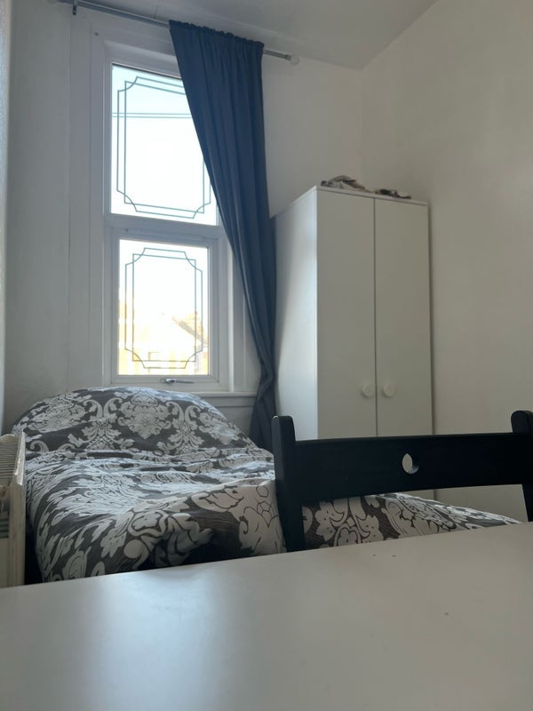 Room Dawlish Road in Greater London
