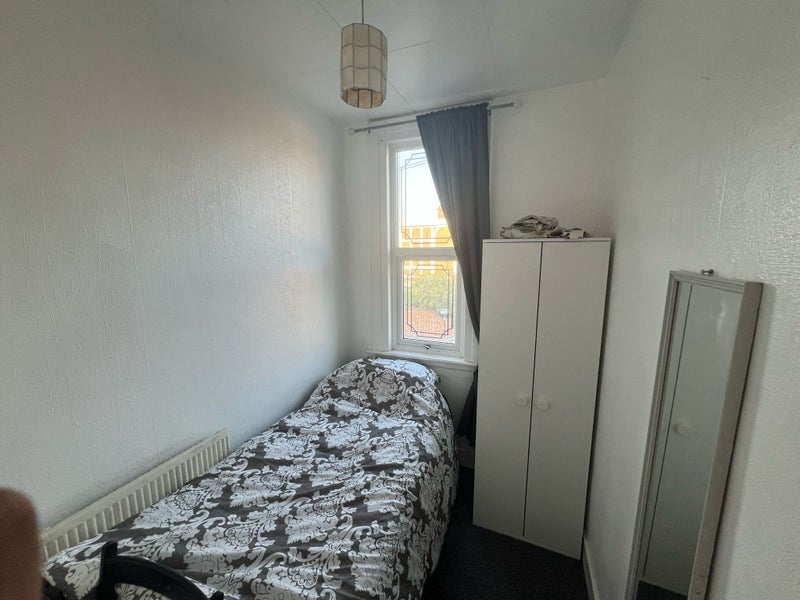 Room Dawlish Road in Greater London