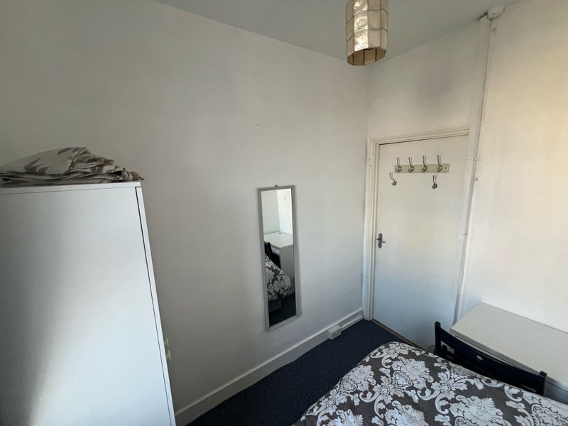 Room Dawlish Road in Greater London