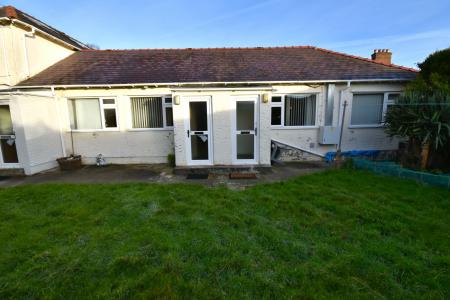 Flat Coed Bach in Flint