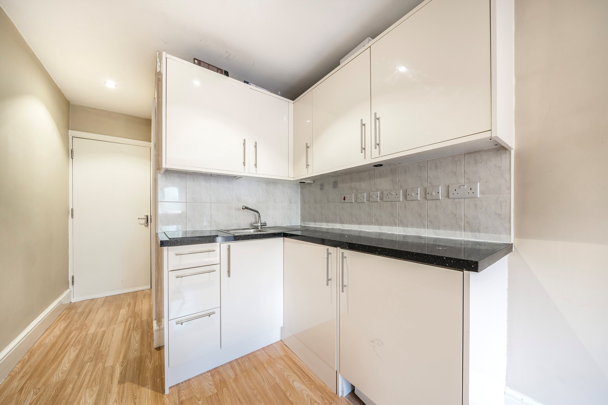 Flat Lydford Road in Greater London