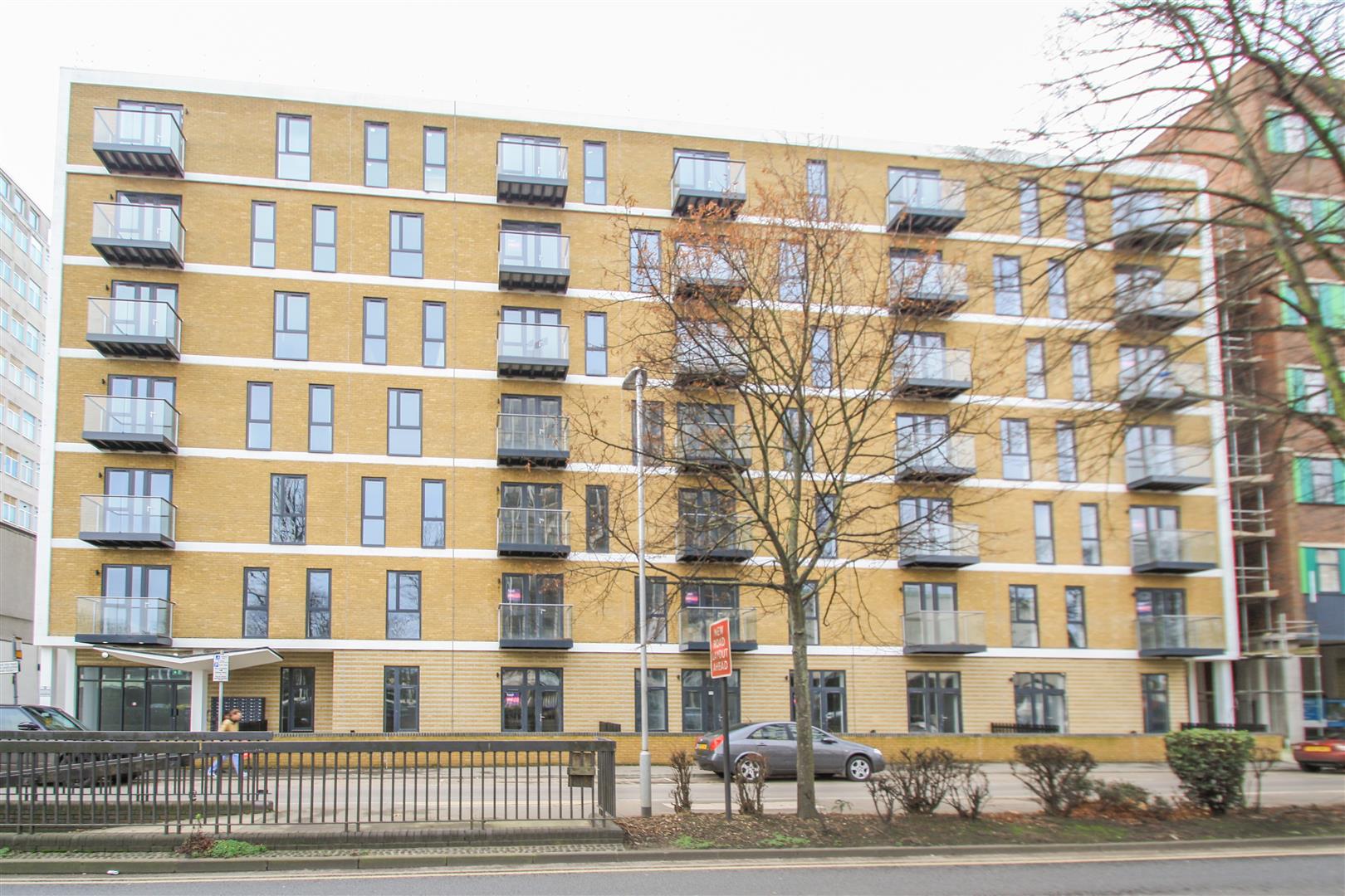 Flat Victoria Avenue in Southend-on-Sea