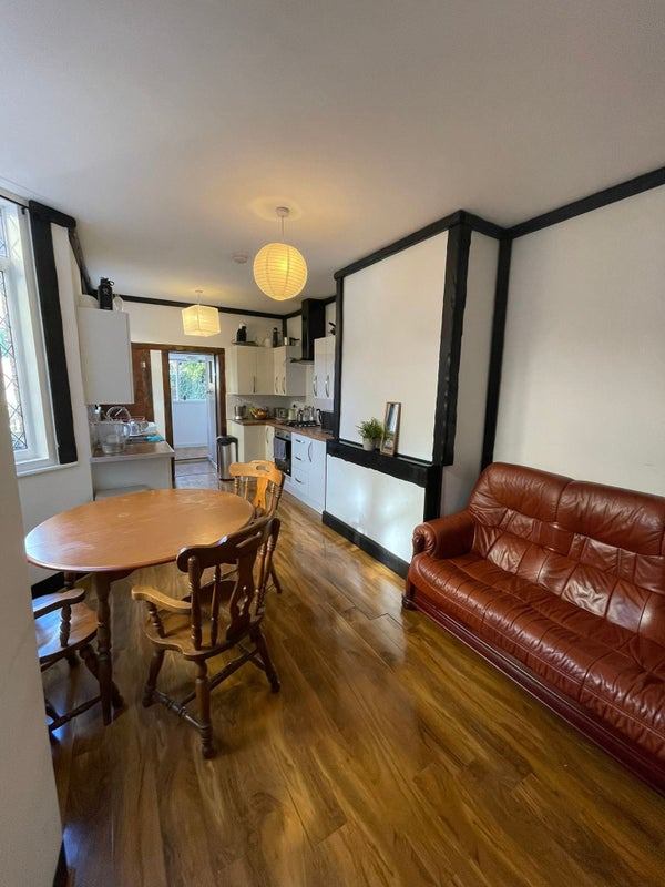 Room Eleanor Road in Greater London