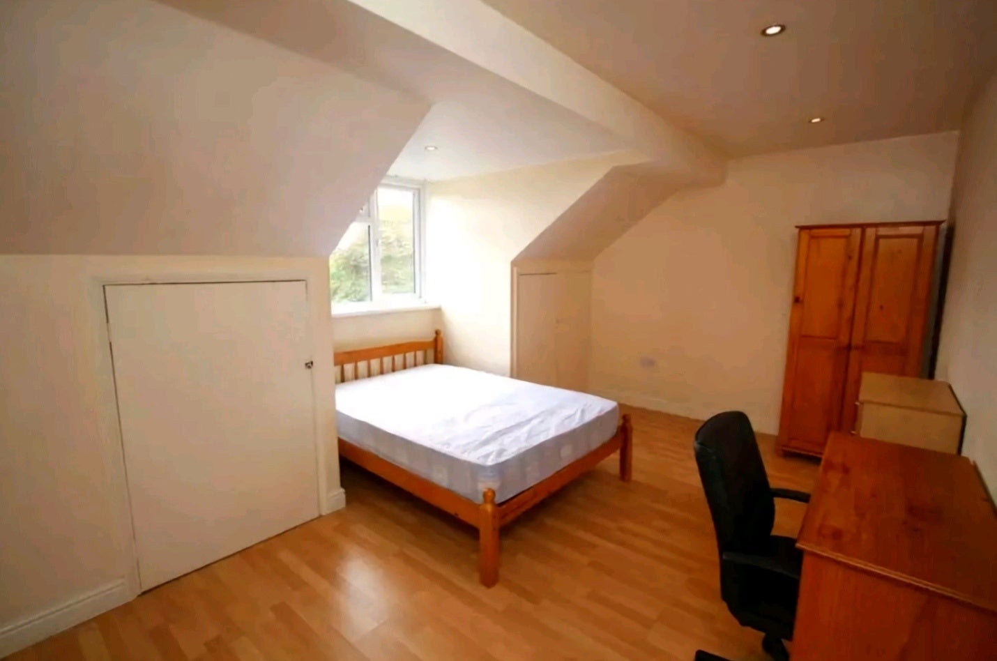 Room Chiltern Drive in Greater London