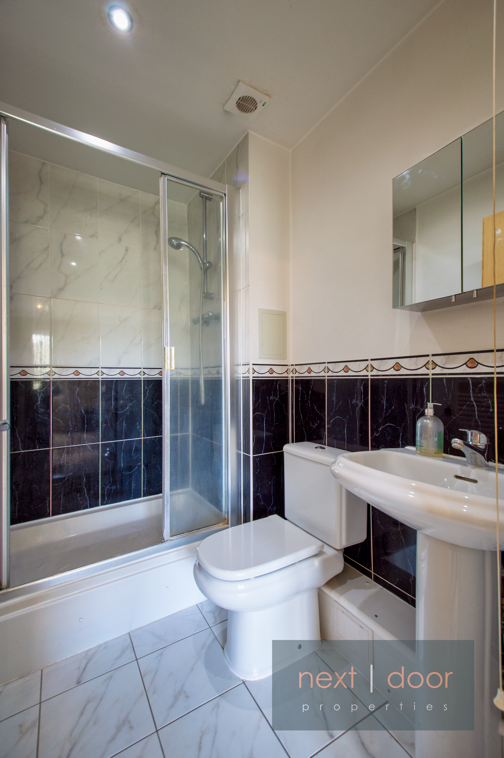 Flat Lordship Lane in Greater London