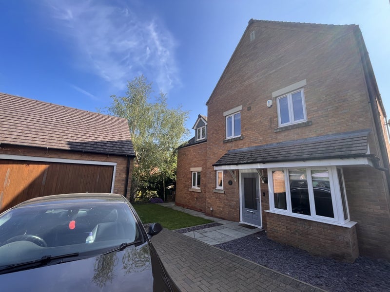 Room Wellingtonia Close in Charnwood
