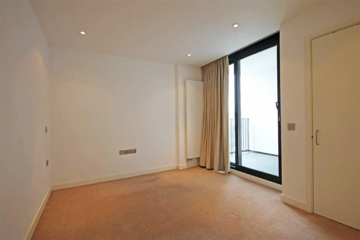 Flat Upper Teddington Road in Greater London