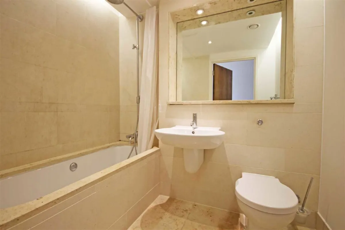 Flat Upper Teddington Road in Greater London