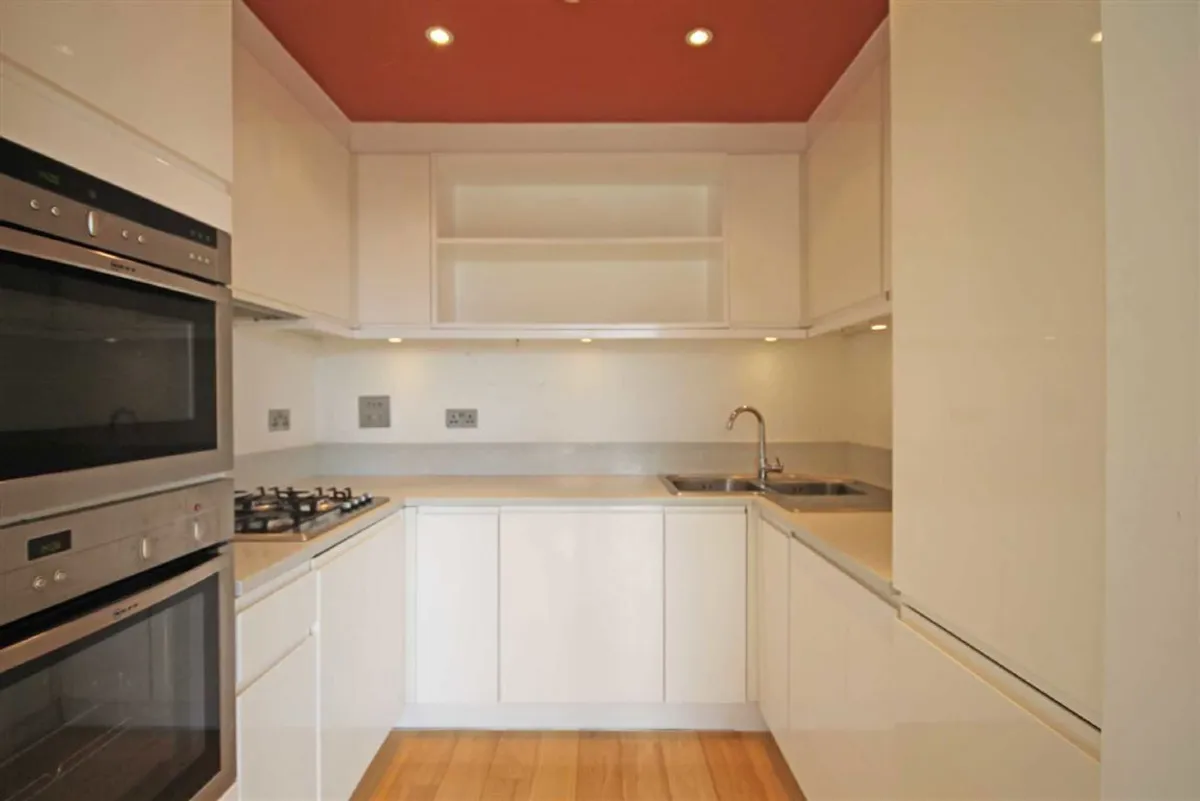 Flat Upper Teddington Road in Greater London