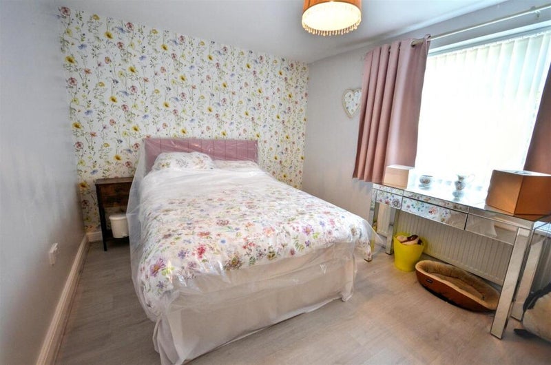 Room Dutton Way in Stone