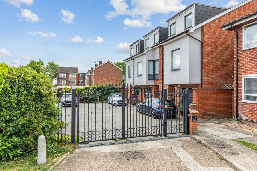 House Albemarle Park in Greater London