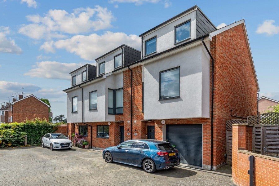 House Albemarle Park in Greater London