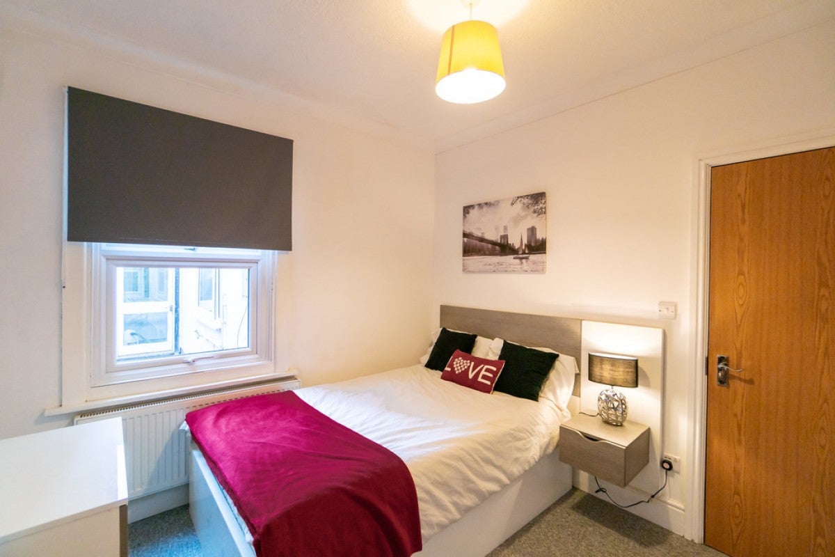 Room Kensington Road in Reading