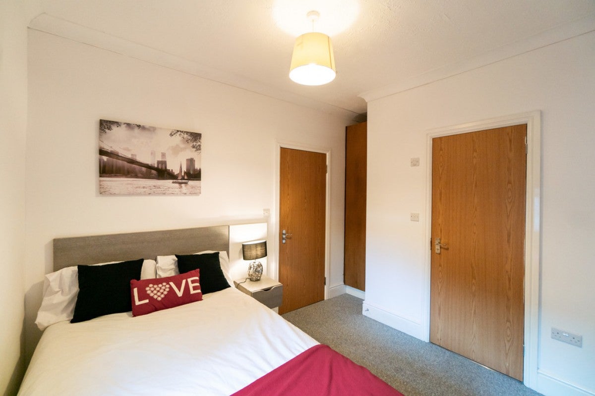Room Kensington Road in Reading