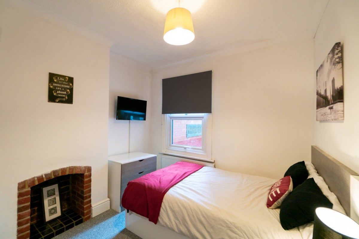 Room Kensington Road in Reading