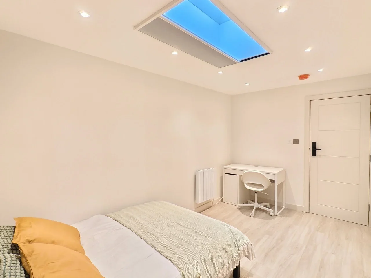Room Bisson Road in Greater London