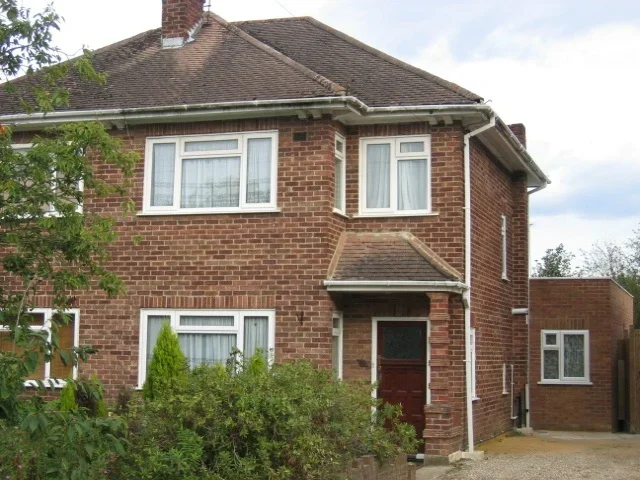 House Lynwood Avenue in Borough of Runnymede